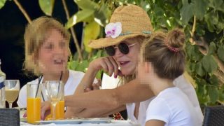 Tita Cervera, junto a sus dos hijas en Formentera. (Foto: Gtres)