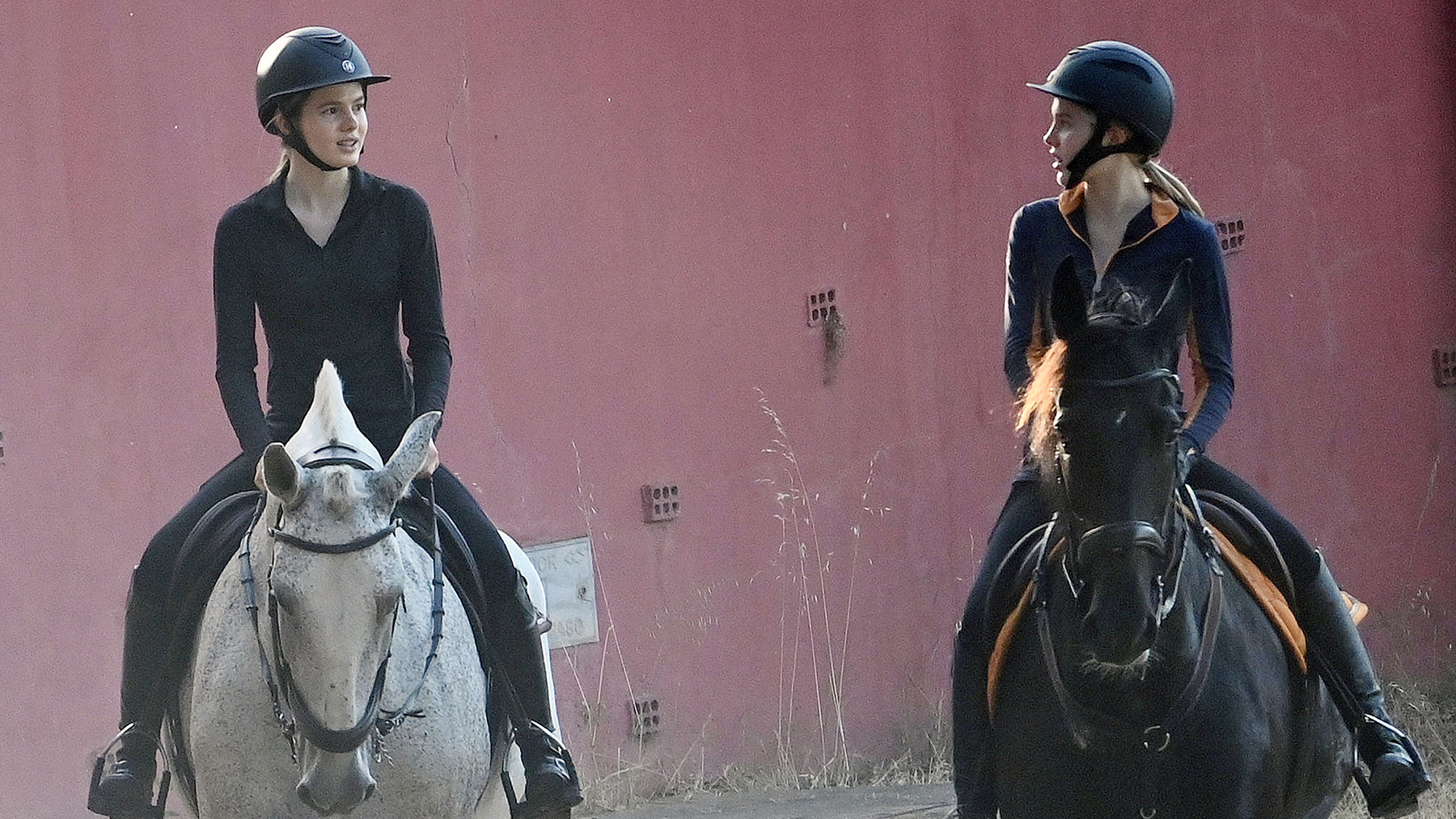 Victoria y Cristina Iglesias practicando equitación en Marbella. ( Foto: Gtres)