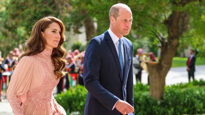 El Príncipe Guillermo y Kate Middleton acudiendo a un evento real. (Foto: Gtres)