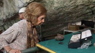 La Reina Sofía, en los yacimientos de Atapuerca. (Foto: Gtres)