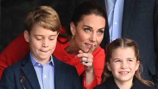 Kate Middleton, con sus hijos mayores. (Foto: Gtres)