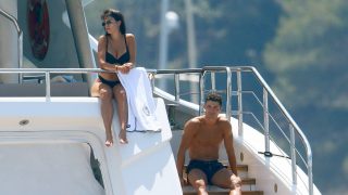 Georgina Rodríguez y Cristiano Ronaldo, durante unas vacaciones. (Foto: Gtres)