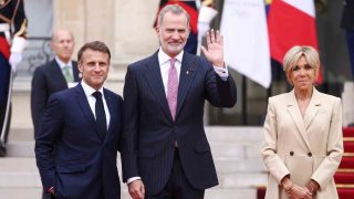 El Rey Felipe, con los Macron en París. (Foto: Gtres)