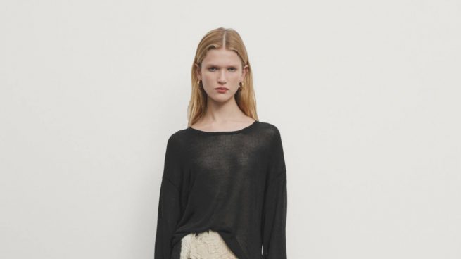 Puedes llevarla con tacones o plana y el estampado combina con todo: la falda de Massimo Dutti que te va a encantar