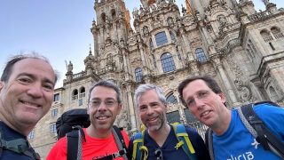 José Luis Martínez-Almeida junto a tres amigos más realizando el Camino de Santiago. (Foto: Instagram)