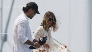 Alejandra Rubio y Carlo Costanzia, en Ibiza. (Foto: Gtres)