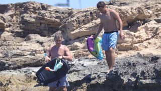 Carlos Baute y su hijo, José Daniel Arellán, en Formentera. (Foto: Gtres)