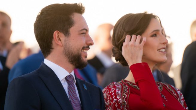 El príncipe Hussein y Rajwa de Jordania anuncian el nacimiento de su primera hija