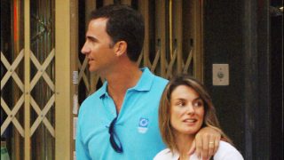 El Rey Felipe y Letizia, en unas vacaciones. (Foto: Gtres)