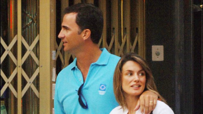 El Rey Felipe y Letizia, en unas vacaciones. (Foto: Gtres)