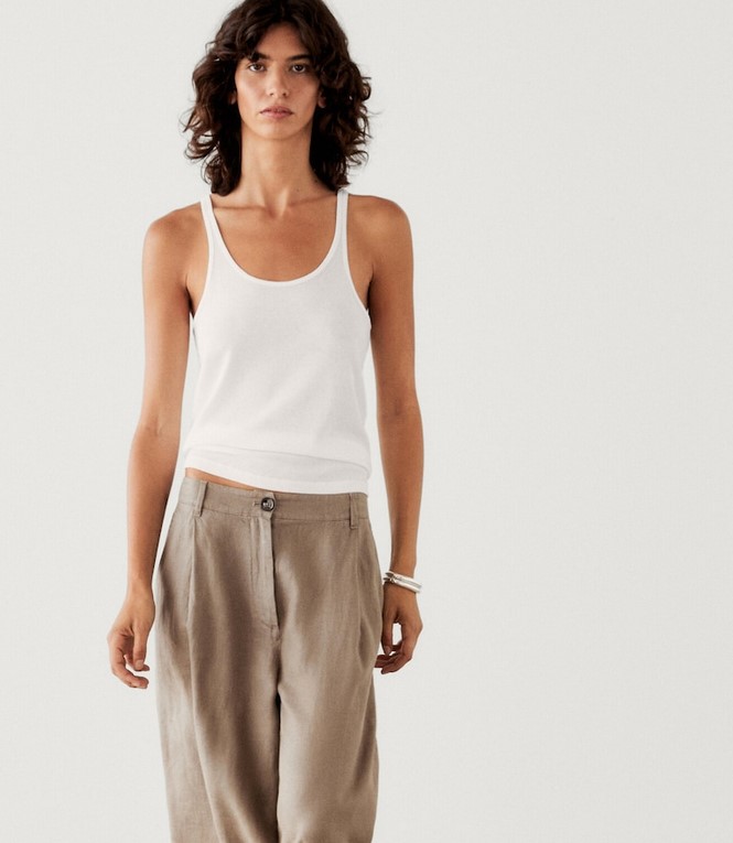 Son holgaditos y hacen tipazo: los pantalones de Massimo Dutti que favorecen a las mujeres de 60 