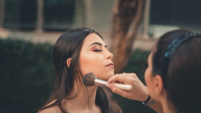 Por fin la encuentro: la base de maquillaje perfecta para un look fresco y natural en la oficina