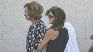 La Reina Sofía, en el funeral de Juan Gómez-Acebo. (Foto: Gtres)