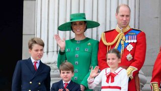 Kate Middleton, con sus hijos y el príncipe Guillermo. (Foto: Gtres)