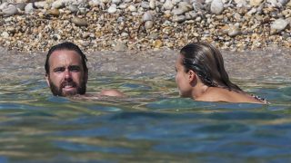 Javier Ungría y Raquel Arias, en Ibiza. (Foto: Gtres)