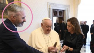 Jorge Azcón y Natalia Chueca en una audiencia privada con el Papa Francisco. (Foto: Gtres)