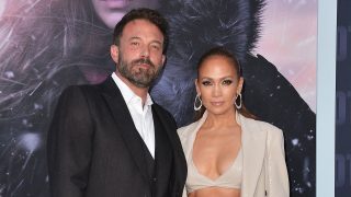 Ben Affleck y Jennifer López en la premier de la película ‘The Mother’ en Los Ángeles. (Foto: Gtres)