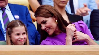 La princesa Charlotte, con Kate Middleton. (Foto: Gtres)