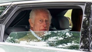 El rey Carlos III, en un coche. (Foto: Gtres)