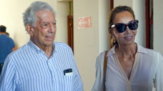 Isabel Preysler y Mario Vargas Llosa durante un festejo taurino en Estepona. (Foto: Gtres)