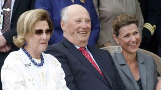 Los reyes, con la princesa Marta Luisa de Noruega. (Foto: Gtres)