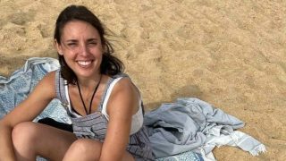 En la fotografía, Irene Montero posa relajada en la playa de Fuerteventura. (Foto: Redes Sociales)