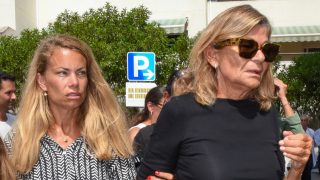 Cari Lapique y su hija, Carla Goyanes, en el funeral de Caritina Goyanes. (Foto: Gtres)