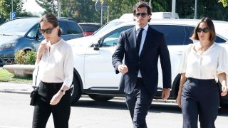 Isabel Preysler, Íñigo Onieva y Tamara Falcó llegando al tanatorio de Tres Cantos. (Foto: Gtres)