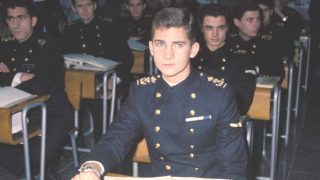 El Rey Felipe durante su instrucción en la Escuela Naval Militar de Marín. (Foto: Gtres)