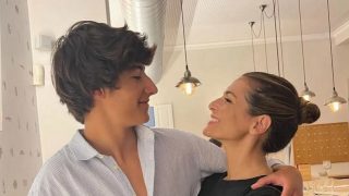 Nuria Roca posando con su hijo mediano