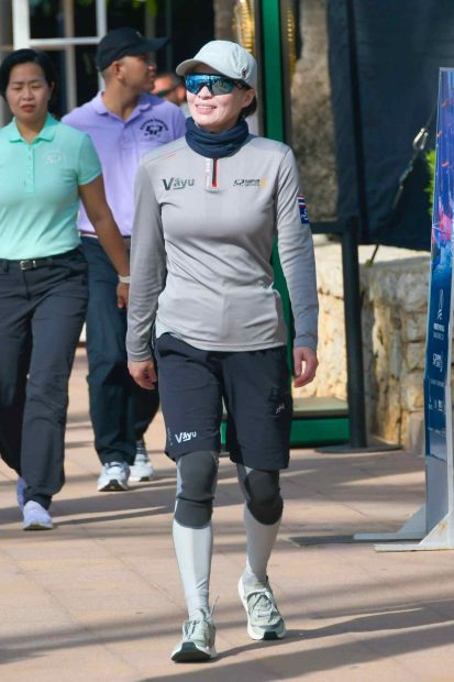 La reina Suthida, vestida con la ropa deportiva de su equipo de regatas, pasea por el puerto de Puerto Portals. (Foto: Gtres)