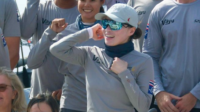 La reina Suthida animando con entusiasmo durante las regatas. (Foto: Gtres)