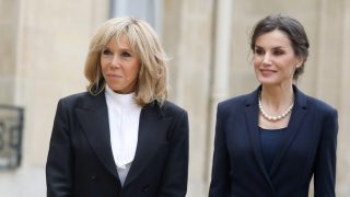 La Reina Letizia, con la primera dama de Francia. (Foto: Gtres)