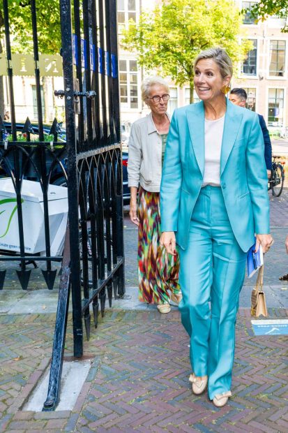 La reina Máxima de los Países Bajos con un traje azul impecable, perfecto para la oficina. (Foto: Gtres)