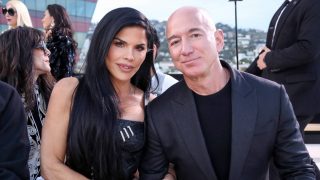 Jeff Bezos y Lauren Sánchez, en Los Ángeles. (Foto: Gtres)