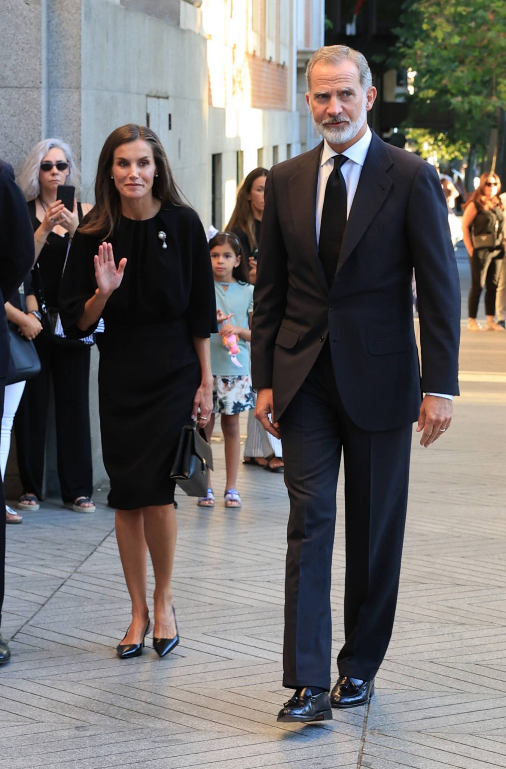 Los Reyes Felipe y Letizia y Juan Carlos I, en el funeral de Alejandro Fernández de Araoz