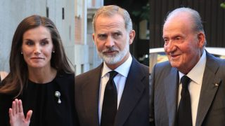 Los Reyes Felipe y Letizia y Juan Carlos I, en el funeral de Alejandro Fernández de Araoz. (Foto: Gtres)