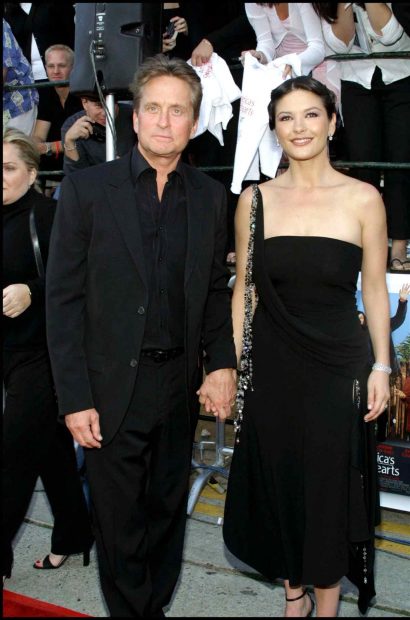 Los actores Catherine Zeta-Jones y su marido Michael Douglas en los Globos de Oro de 2003. (Foto:Gtres)