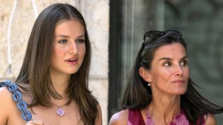 La Reina Letizia con la princesa Leonor. (Foto: Gtres)