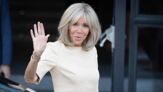 Brigitte Macron, con su inconfundible elegancia, saludando durante un evento. (Foto: Gtres)