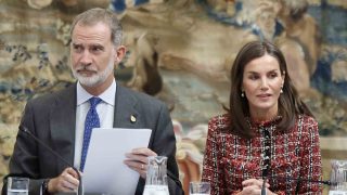 Los Reyes Felipe y Letizia en un acto. (Foto: Gtres)