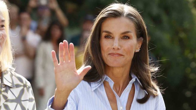 La Reina Letizia estrena la camisa más atrevida de Victoria Beckham