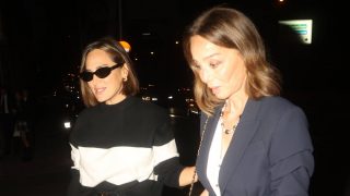 Tamara Falcó e Isabel Preysler en el último adiós a Caritina Goyanes. (Foto: Gtres)