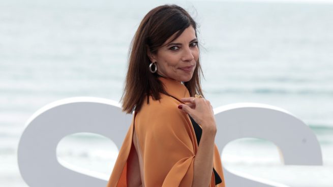 Espalda al aire y minivestido al límite: el sorprendente look de Maribel Verdú en San Sebastián