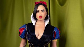 La actriz y cantante Demi Lovato disfrazada de Blancanieves durante una fiesta. (Foto: Gtres)