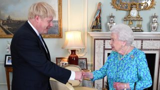 Boris Johnson y la Reina Isabel. (Foto: Gtres).