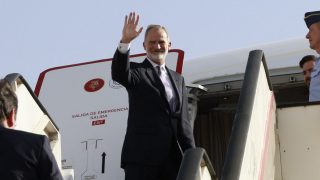 Felipe VI despidiéndose de Jordania. (Foto: Gtres)