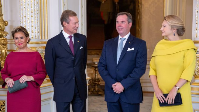 El príncipe Guillermo, , su madre, la Gran Duquesa María Teresa, su padre, el Grand Duque Henri, y su mujer, la princesa Stephanie