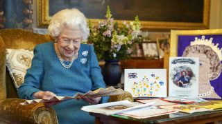 La Reina Isabel II sentada en un sofá. (Foto: Gtres).