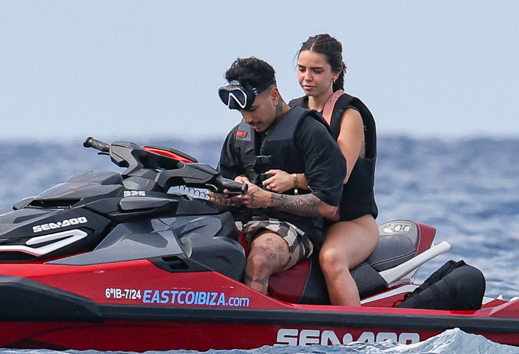 Rauw Alejandro junto a una misteriosa mujer durante unas vacaciones en Ibiza. (Foto: Gtres)